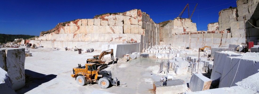 La lavorazione in cava del marmo perlatino